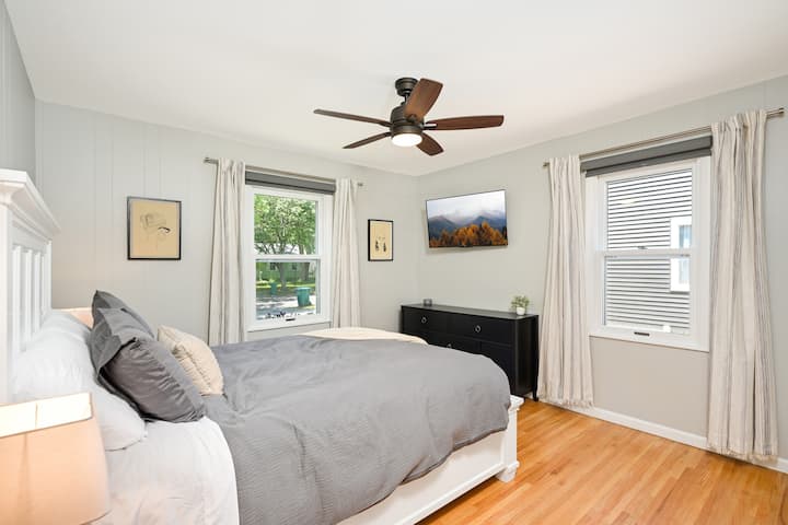 Основна спалня, голямо двойно легло, 43- инчов TCL телевизор