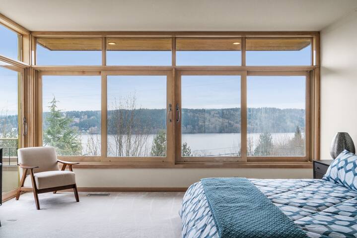Unique Seattle Gem: 5 bedrm w/ stunning lake views gallery image 3