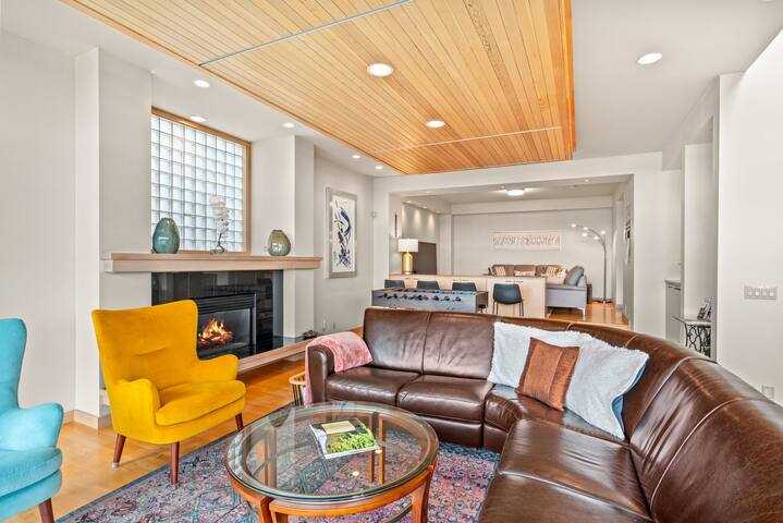 Unique Seattle Gem: 5 bedrm w/ stunning lake views gallery image 2