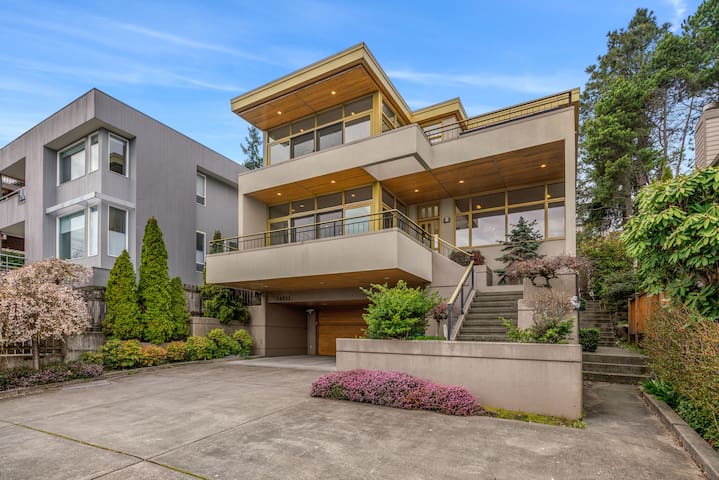 Unique Seattle Gem: 5 bedrm w/ stunning lake views