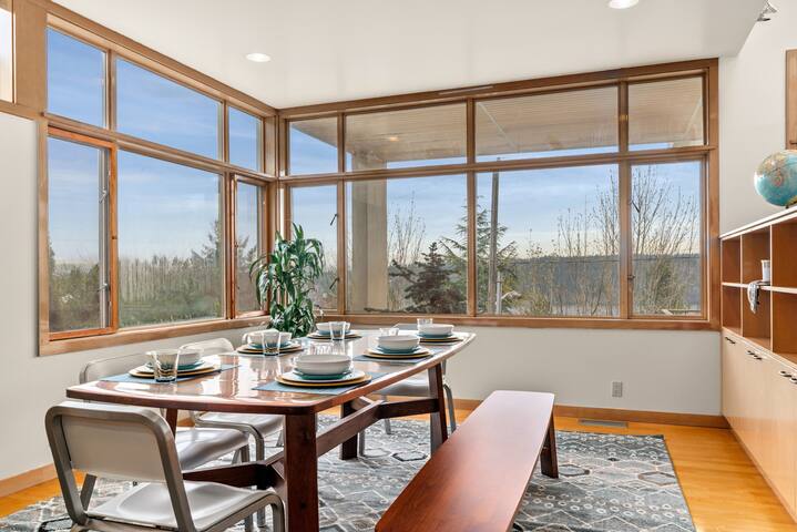 Unique Seattle Gem: 5 bedrm w/ stunning lake views gallery image 4