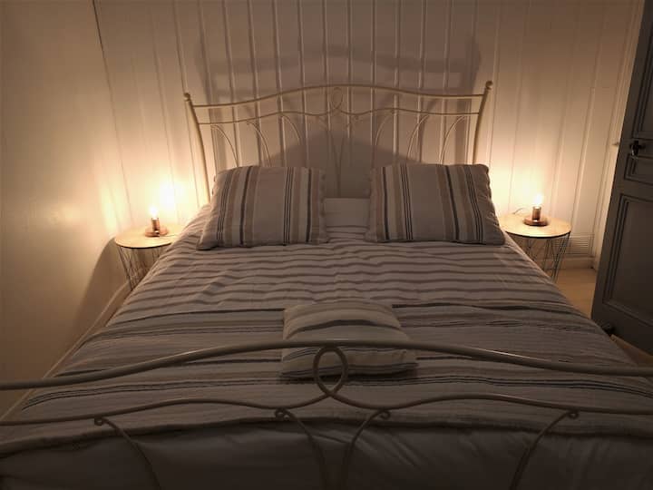 Chambre du rez de chaussée avec lit de 160