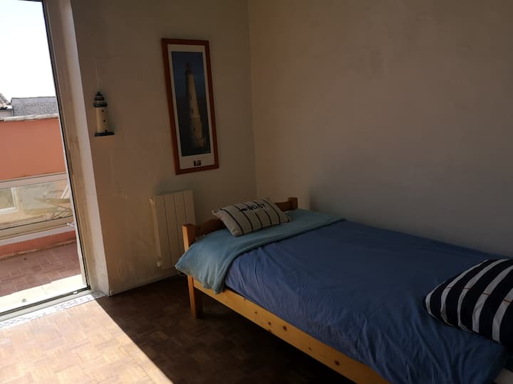 Troisième chambre de l'étage avec un lit de 90. Elle  accède directement à la terrasse.