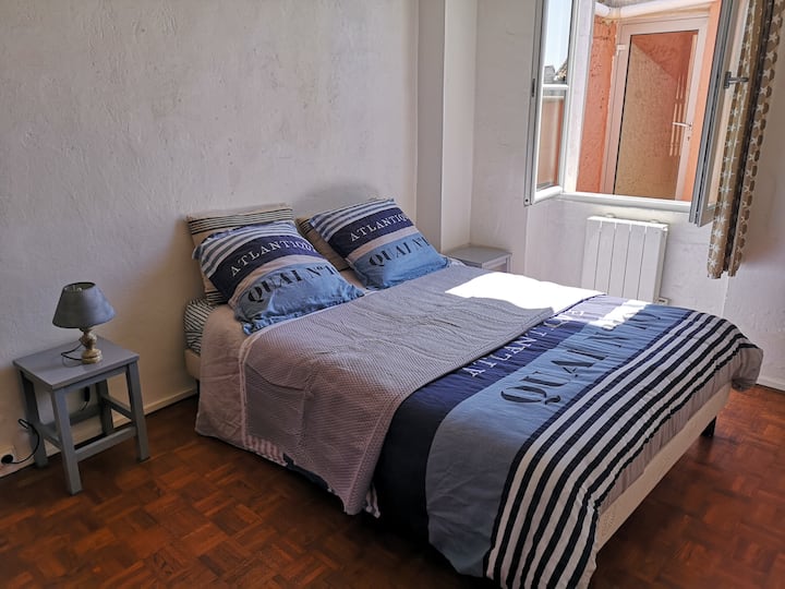 Deuxième chambre de l'étage avec un lit double. Cette chambre  donne sur une terrasse intérieure.