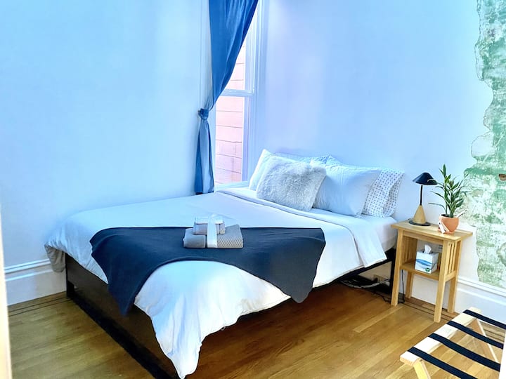 ห้อง #2 ห้องเฟรสโก้พร้อมเตียงควีนไซส์ 