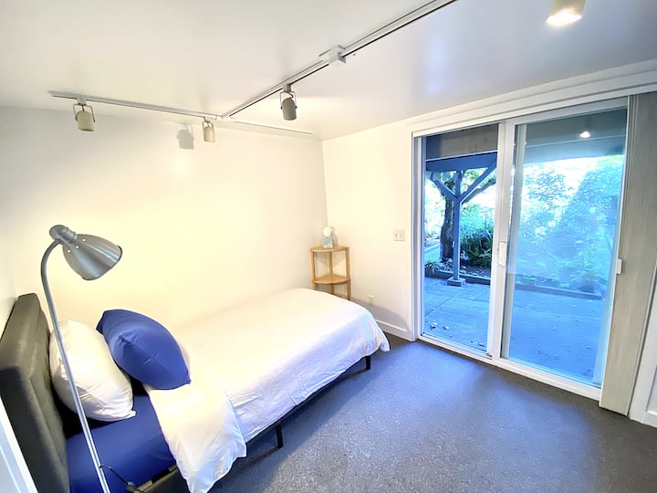 ห้อง #3 เดอะการ์เด้นรูม สามารถใช้สวนได้โดยตรงห้องนอนขนาดเดียว