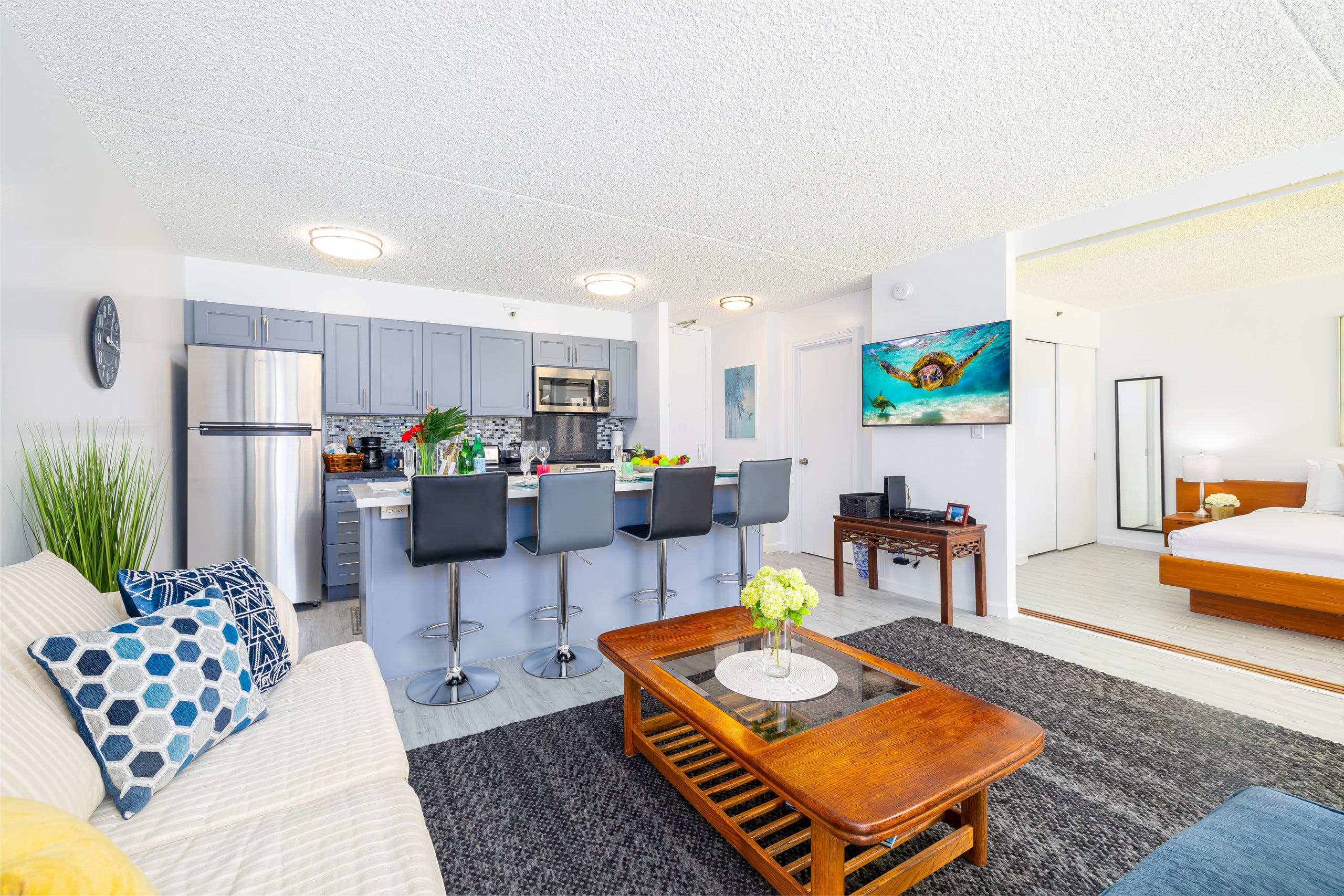 Condo in Honolulu · ★4.83 · 1 bedroom · 2 beds · 1 private bath - Image 6