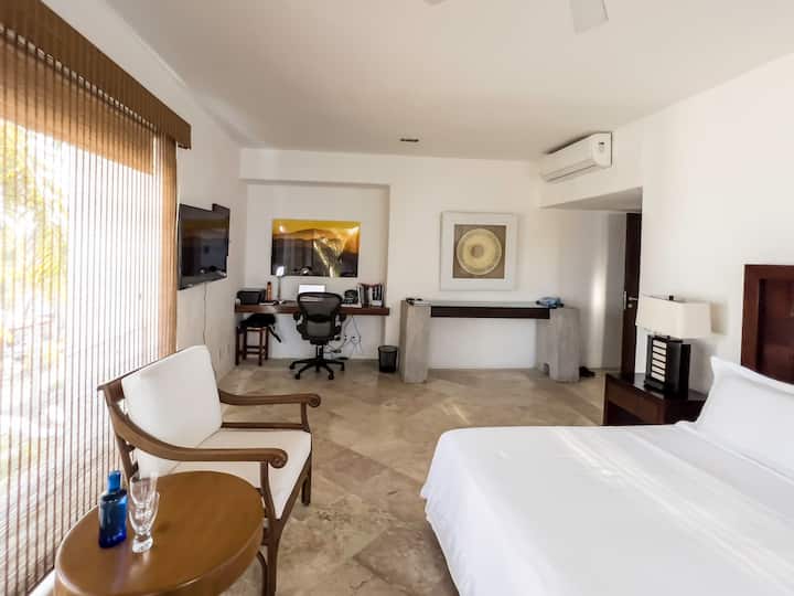 Chambre 1 (parentale) – Lit King Size, TV et espace bureau