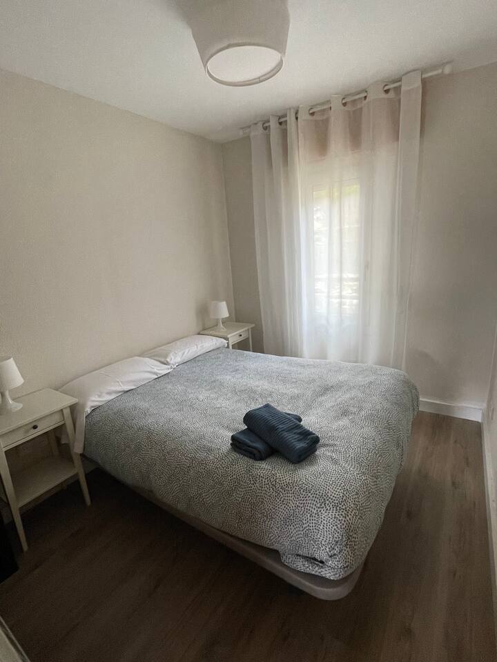 חדר שינה בקומה התחתונה עם מיטה 1.35מ'.