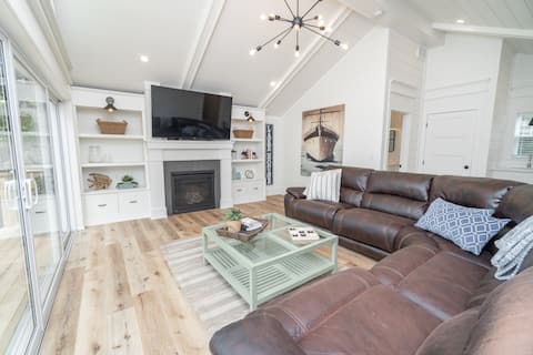 Close to Arrowhead w/ Hot Tub+ Private Guest House