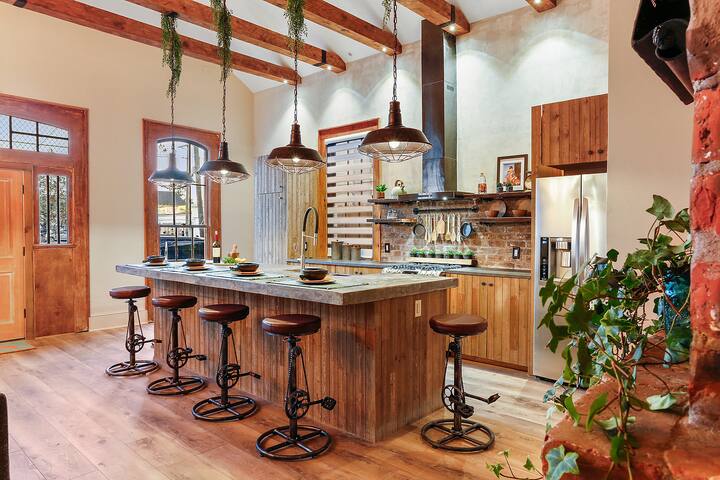 1900’s Renovated Historic House – Near FQ