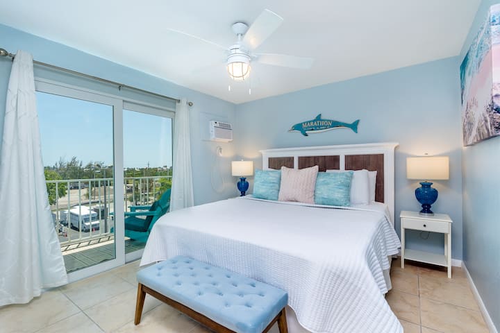 主卧配有加大双人床、阳台、大衣柜、梳妆台和智能电视。