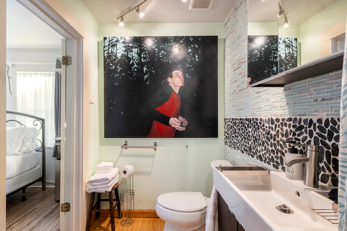 Private Entry & Bath - Great Location