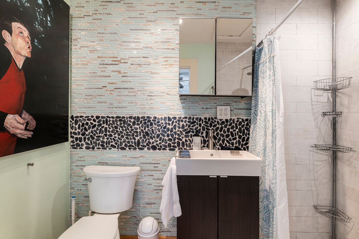 Private Entry & Bath - Great Location