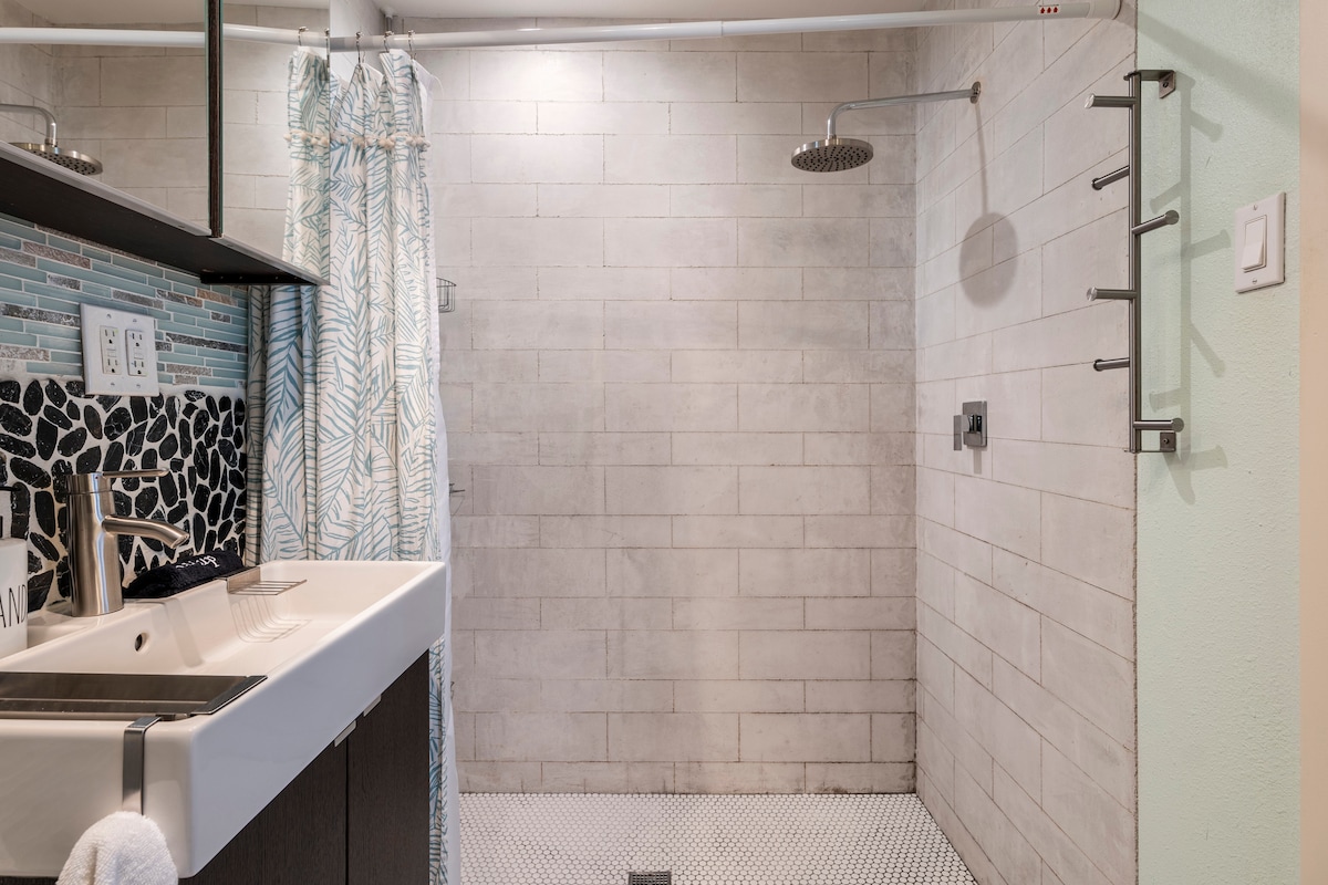 Private Entry & Bath - Great Location