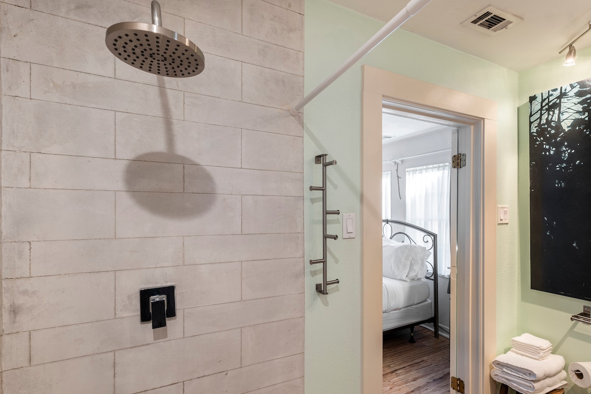 Private Entry & Bath - Great Location