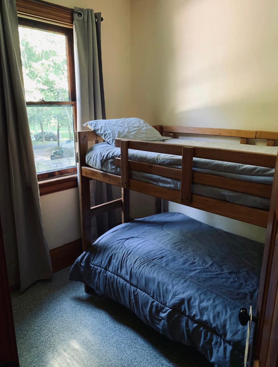 6号卧室配两张1米宽单人床