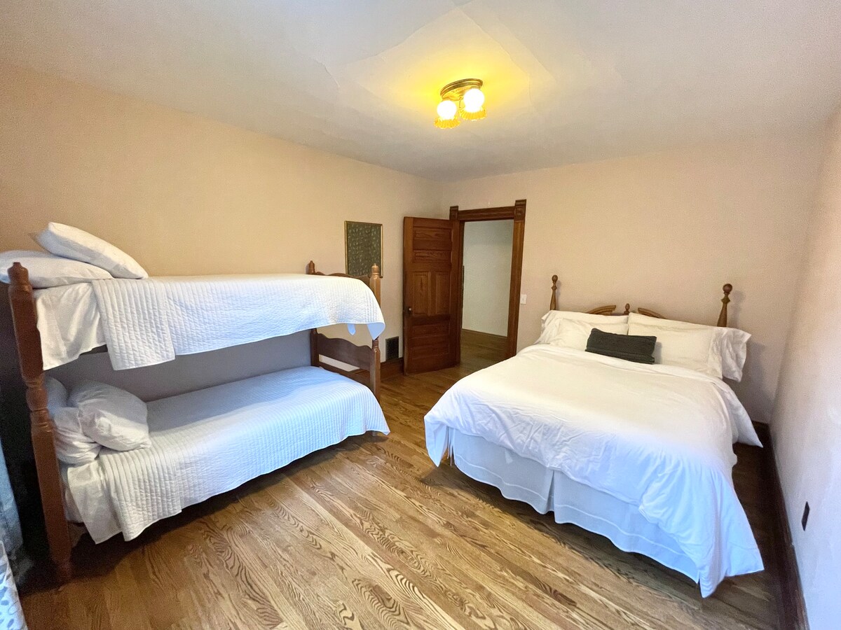 4号卧室配有1张1.8米宽双人床和双层床