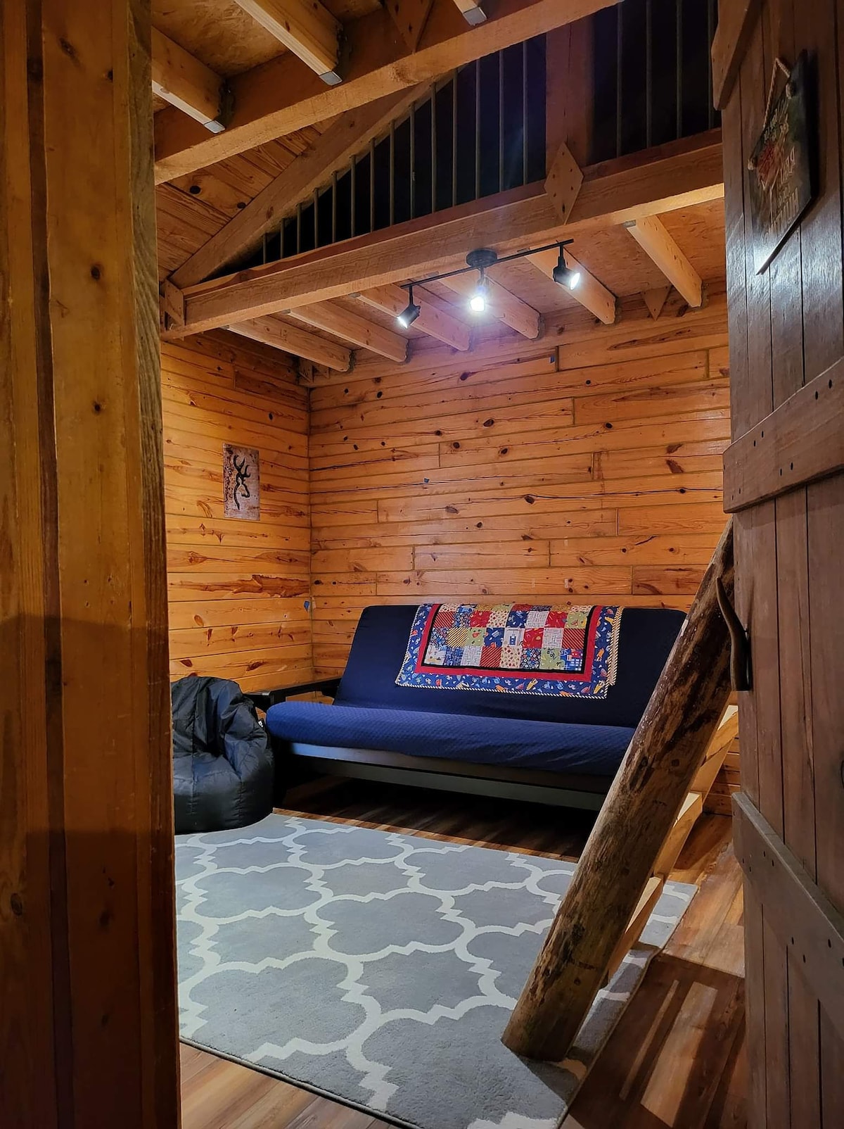 Dhoma e gjumit e tretë me futon. 