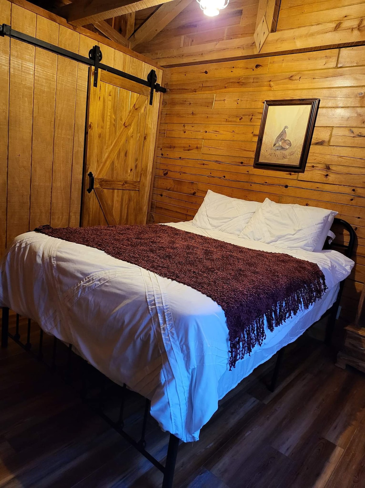 Dhoma e gjumit e dytë me TV (jo një televizor inteligjent).