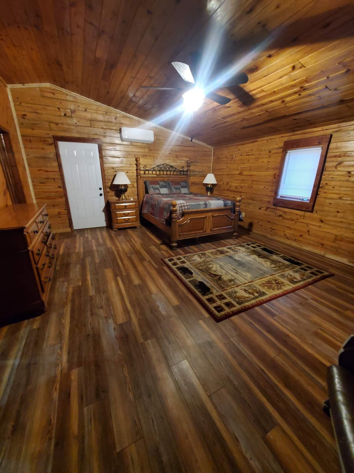 Dhoma kryesore e gjumit me sistem mini të ndarë për ngrohje dhe ajër. 