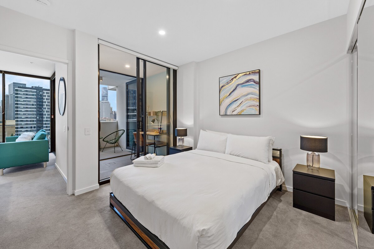 Ჩემს საძინებელში არის ულტრა კომფორტული საწოლი, აივანზე გასასვლელი და კონდიცირება