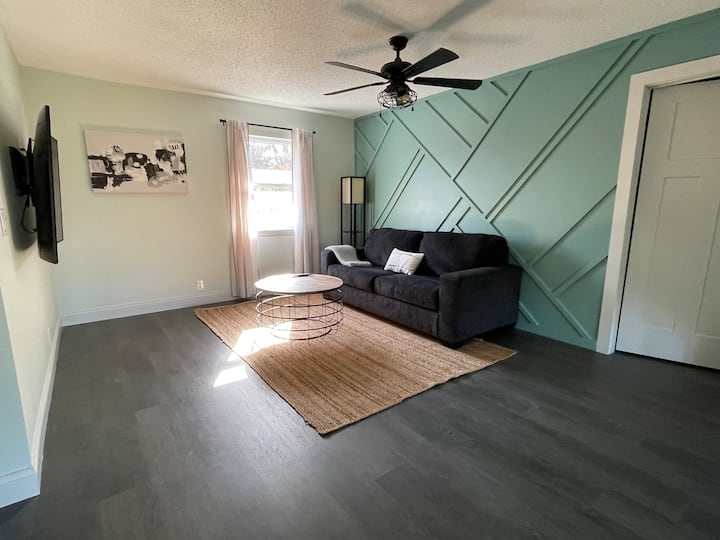 ზემოთ გასახდელი სივრცე დედოფლის ზომის გამოსაწევი დივნით