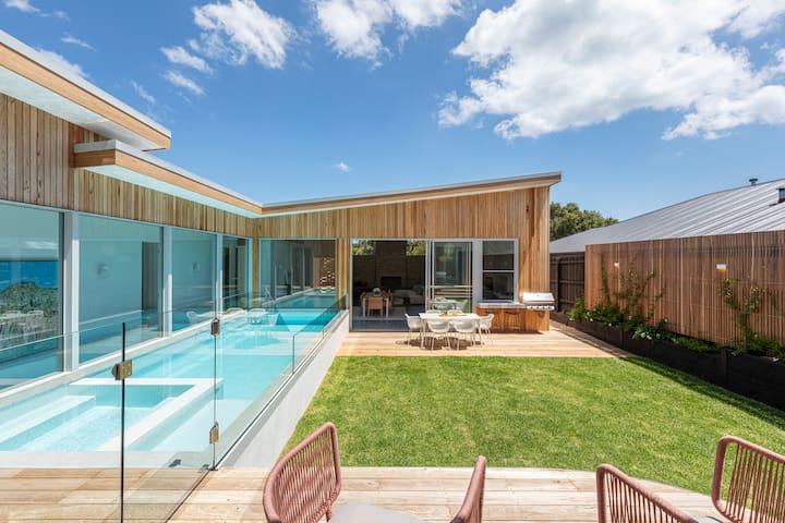 Luxury 4 bed retreat with pool