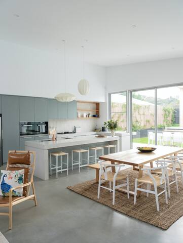 Luxury 4 bed retreat with pool gallery image 4