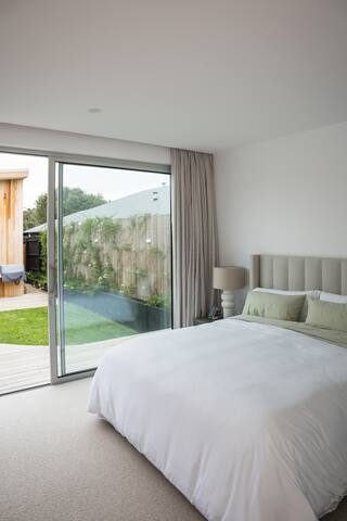 Luxury 4 bed retreat with pool gallery image 5