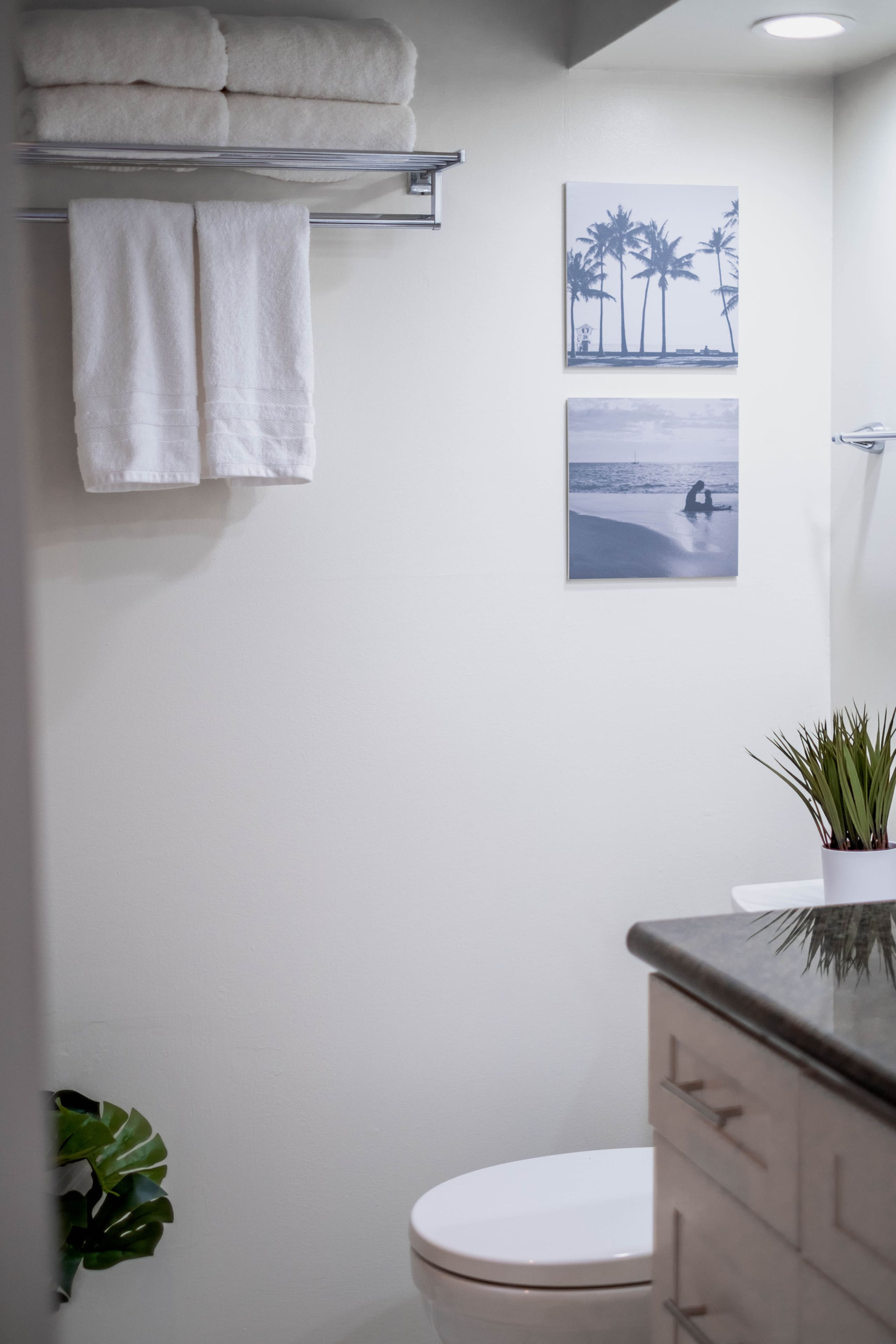 Modern and Clean Studio w Parking & Ocean View - Image 12