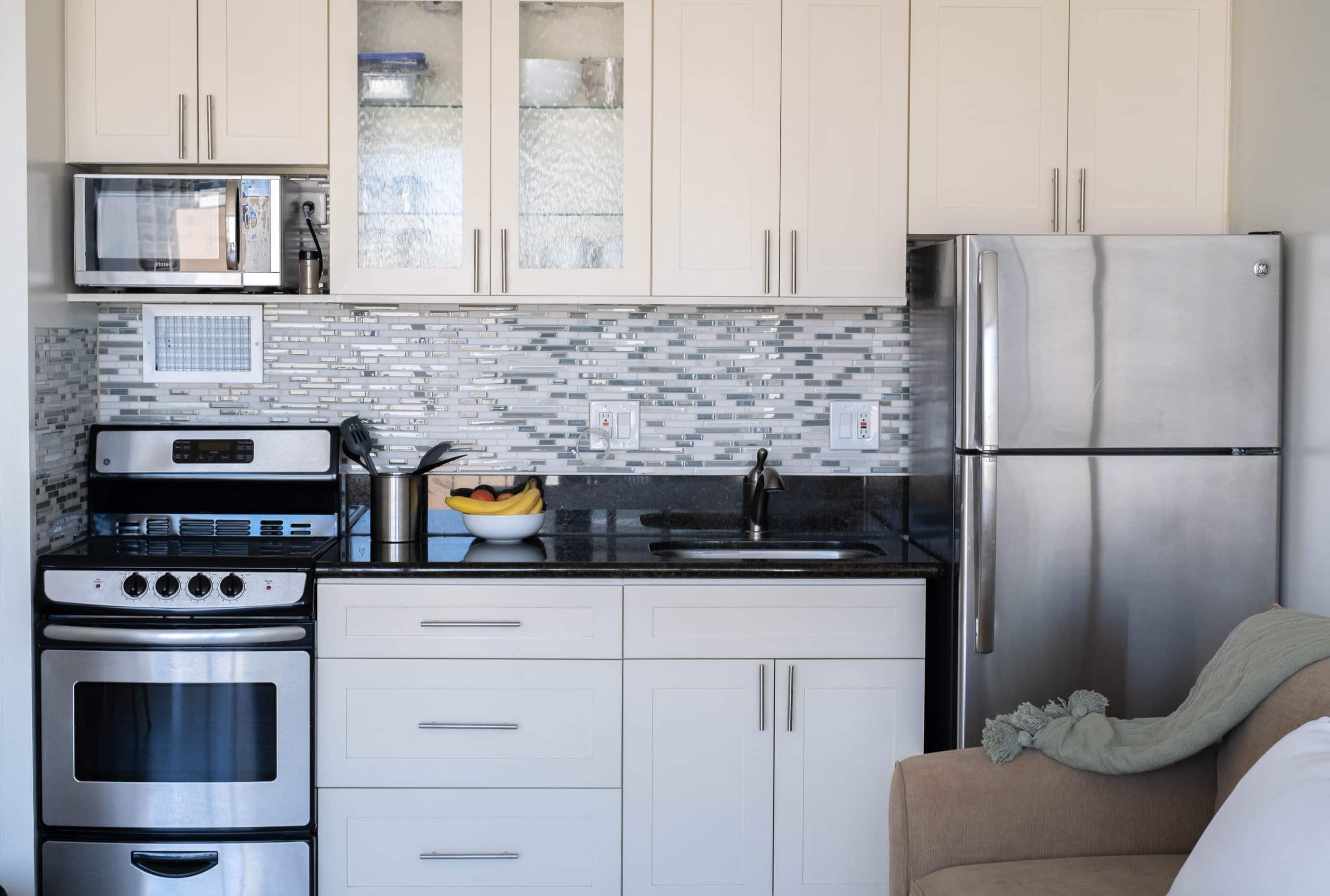 Modern and Clean Studio w Parking & Ocean View - Image 9