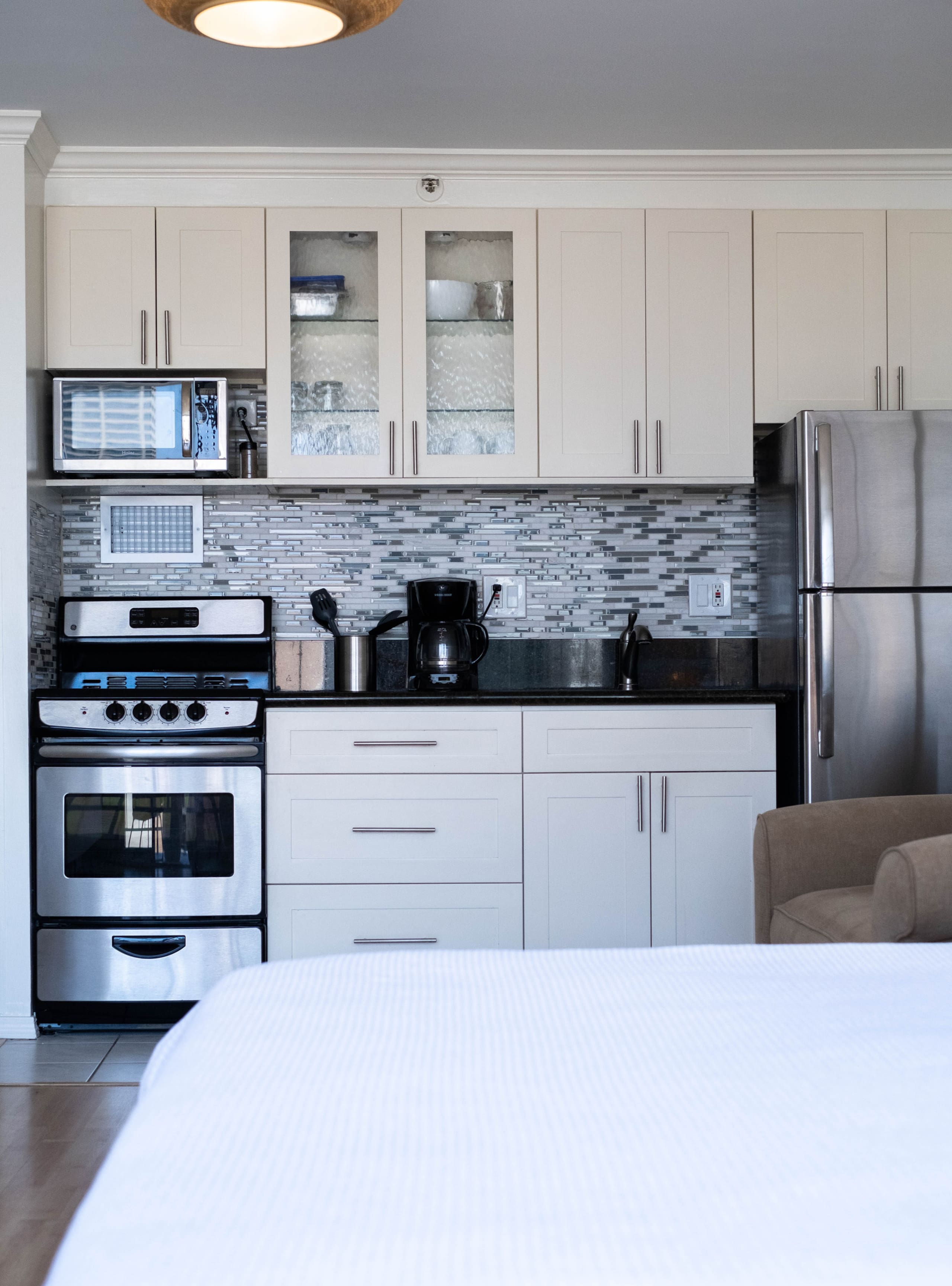 Modern and Clean Studio w Parking & Ocean View - Image 11
