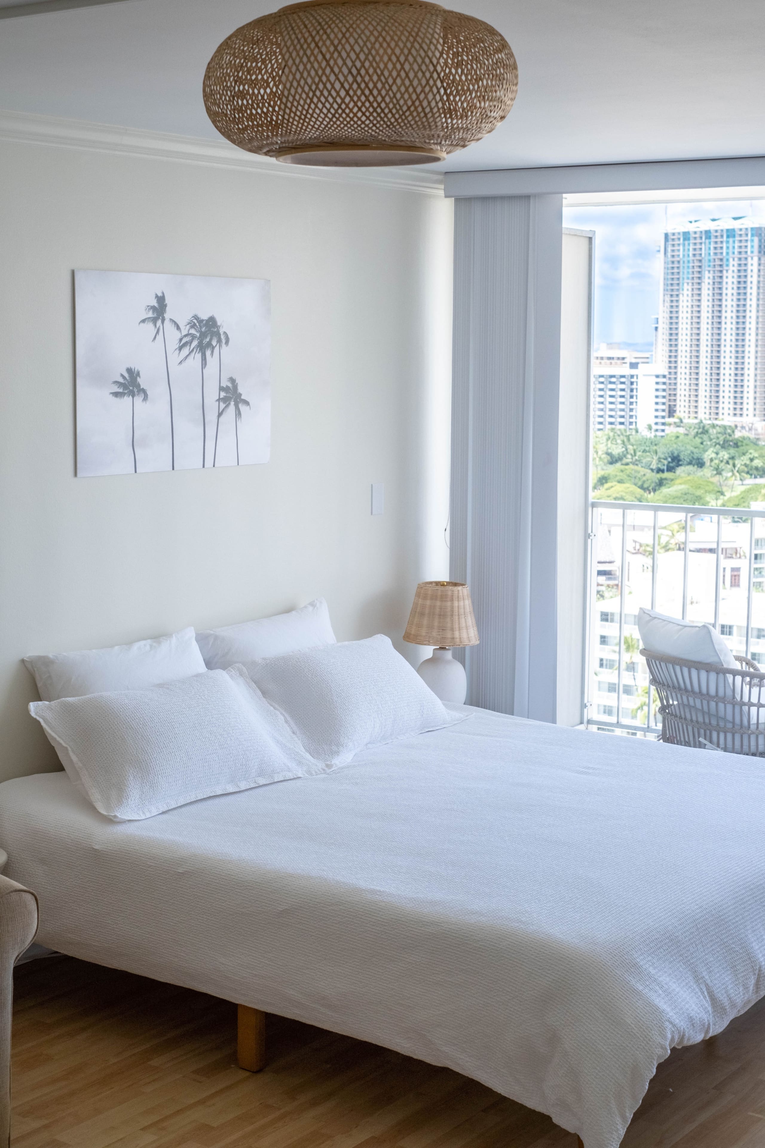 Modern and Clean Studio w Parking & Ocean View - Image 21