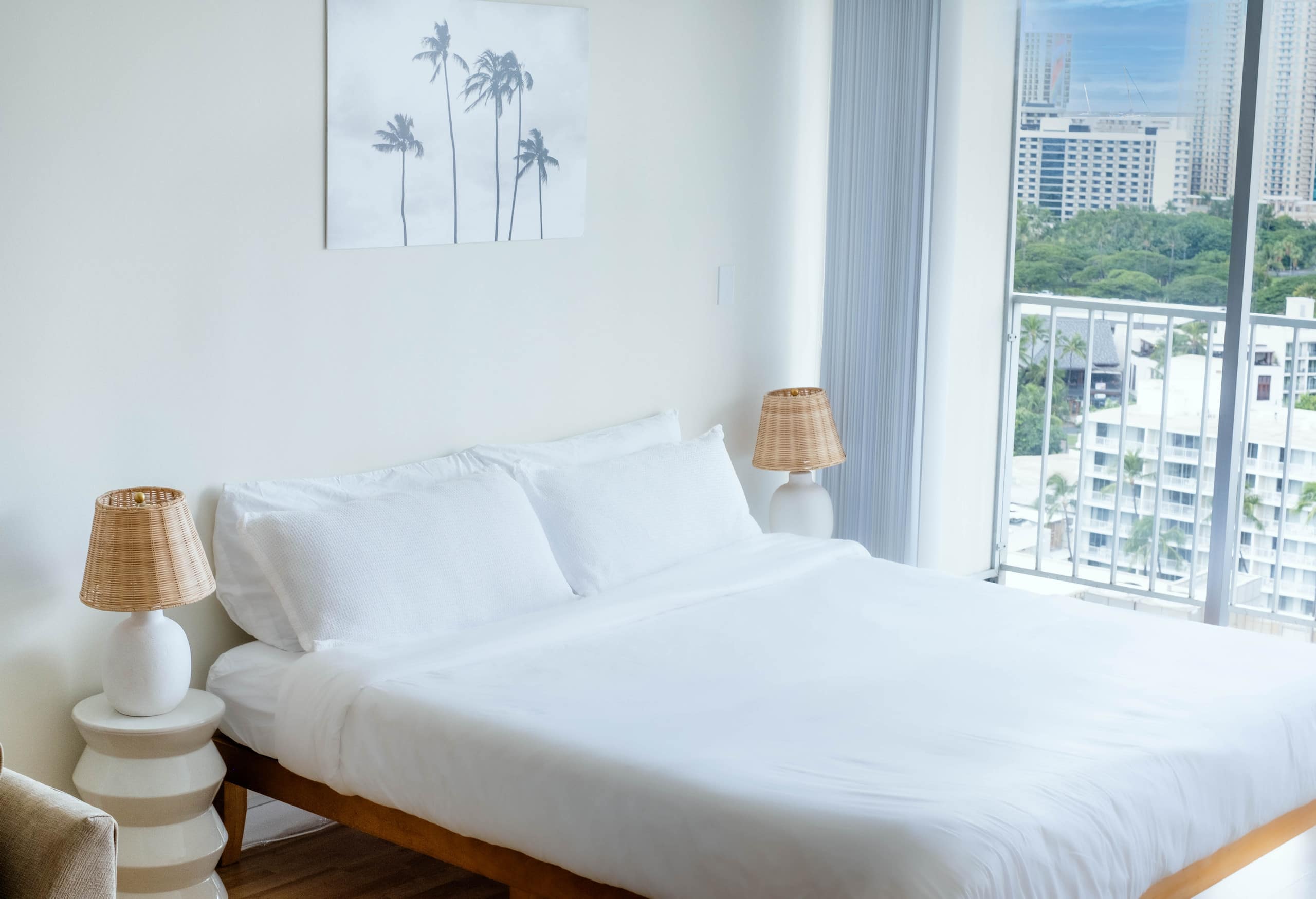 Modern and Clean Studio w Parking & Ocean View - Image 1