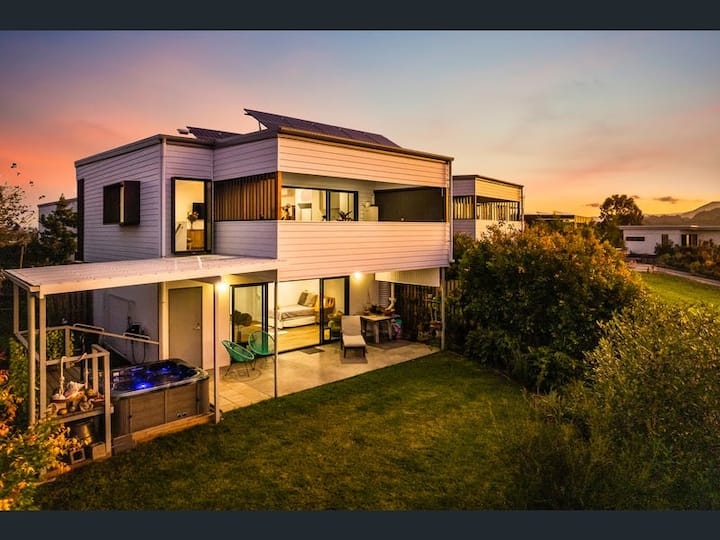 Treetops Ocean Vista "Lalirra" Houses for Rent in Ocean Shores, New South Wales, Australia