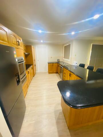 Sleeps 10, close to beach. gallery image 2