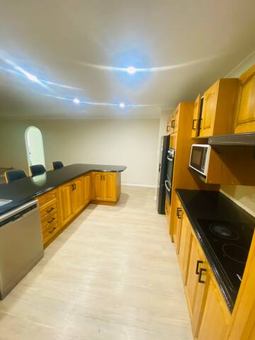 Sleeps 10, close to beach. gallery image 4