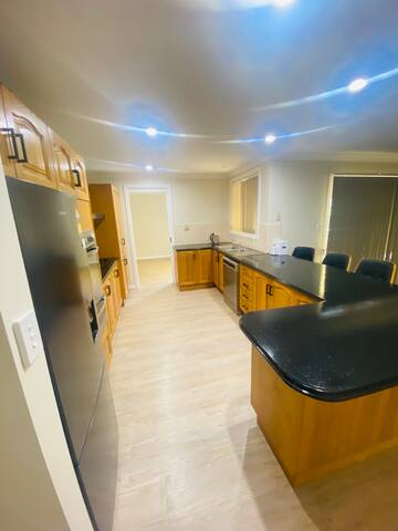 Sleeps 10, close to beach. gallery image 3