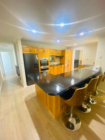 Sleeps 10, close to beach. gallery image 5