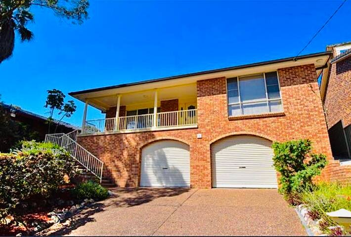 Sleeps 10, close to beach.