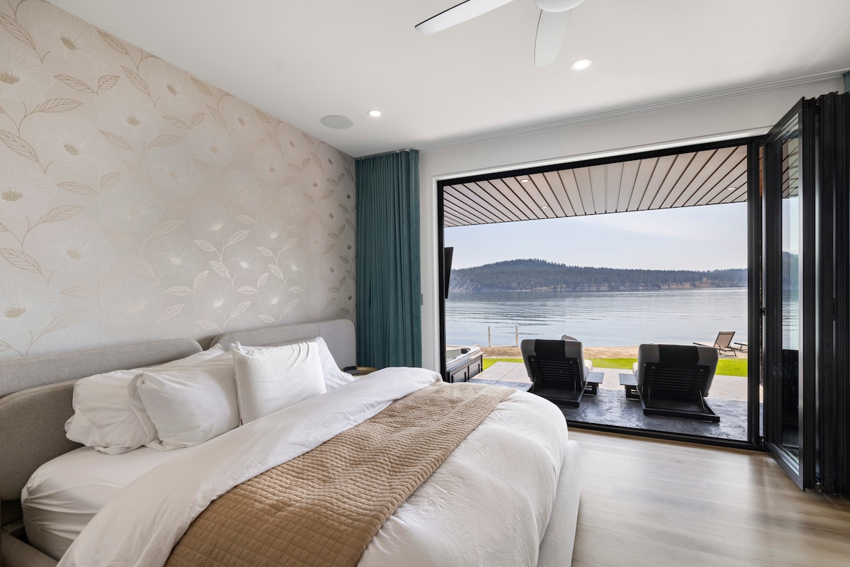 Hlavná spálňa na hlavnom poschodí, manželská posteľ King, prikrývka na paplón, 600 kusov luxusnej posteľnej bielizne a otvorená stena. Stačí povedať...