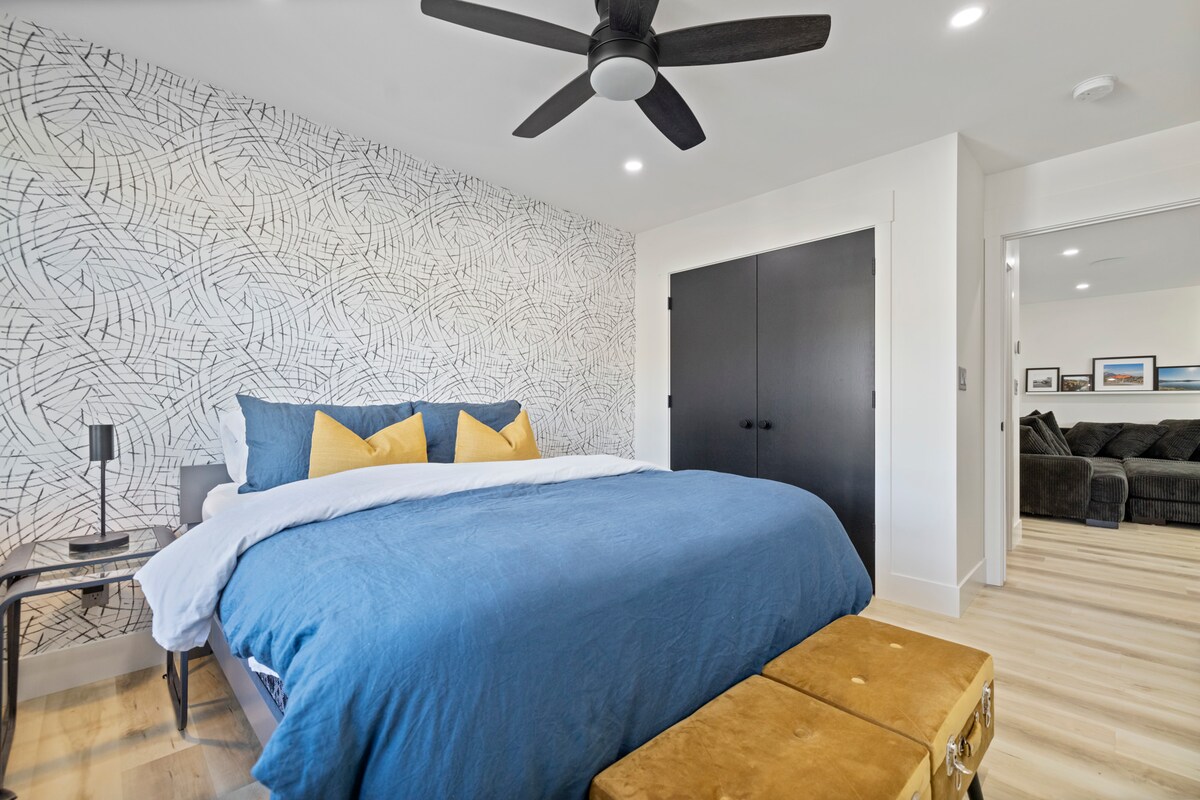 Spálňa č.4, "izba Boys" - táto spálňa je výnimočná, má manželskú posteľ s dvojlôžkovým vozíkom skrytým pod ňou. Ubytovanie na spanie = 3