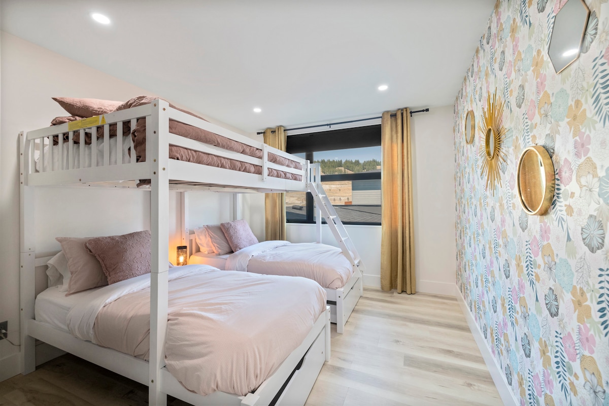 Spálňa č.3, „izba pre dievčatá“ - táto spálňa má dve samostatné postele (dole) s dvojlôžkom. Ubytovanie na spanie = 4. Všetko vybavené perinami a tapetou zavesenou naozaj vašou.