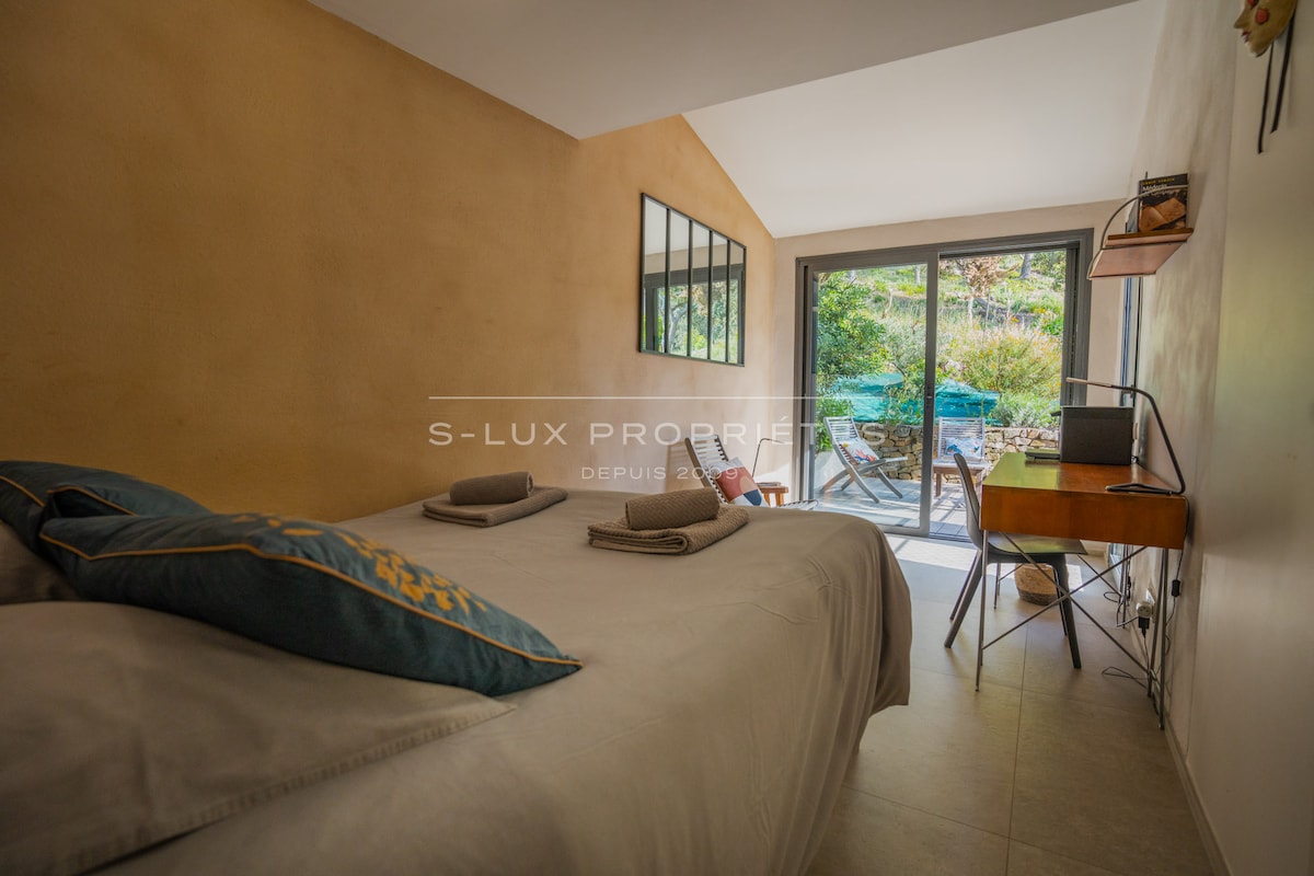 Საძინებელი 5 საგარდერობო ოთახითა და საშხაპით ტუალეტით. Ის იხსნება პატარა ტერასაზე და ბაღზე