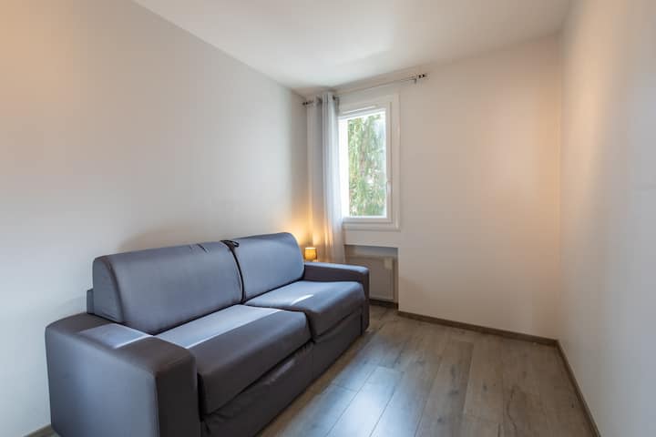 Chumba cha pili cha kulala kilicho na kitanda cha sofa sentimita 140x200 na kabati la nguo. Vitambaa vya kuogea vinatolewa.