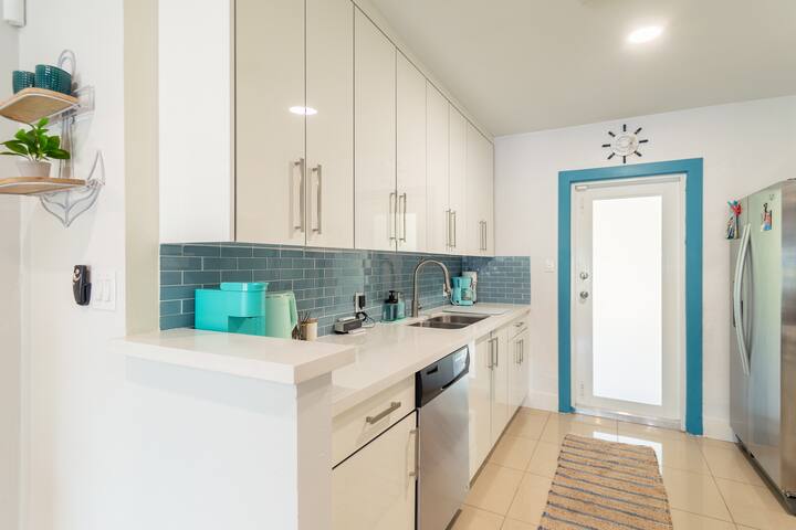 Central Nautical Themed 4 bed 2 bath Home gallery image 5