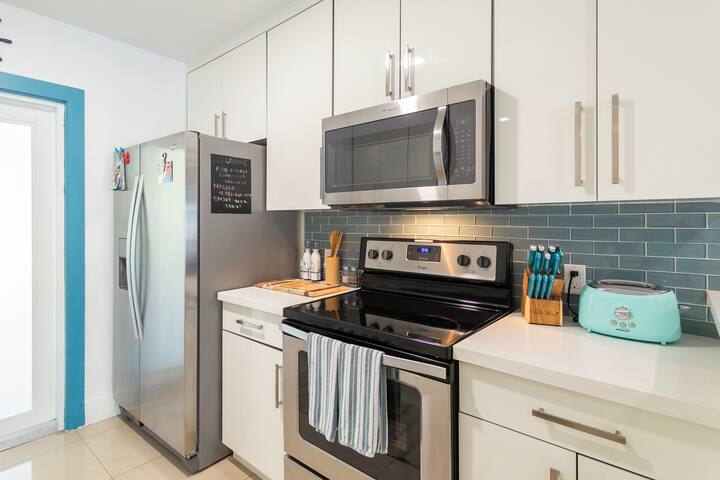 Central Nautical Themed 4 bed 2 bath Home gallery image 4