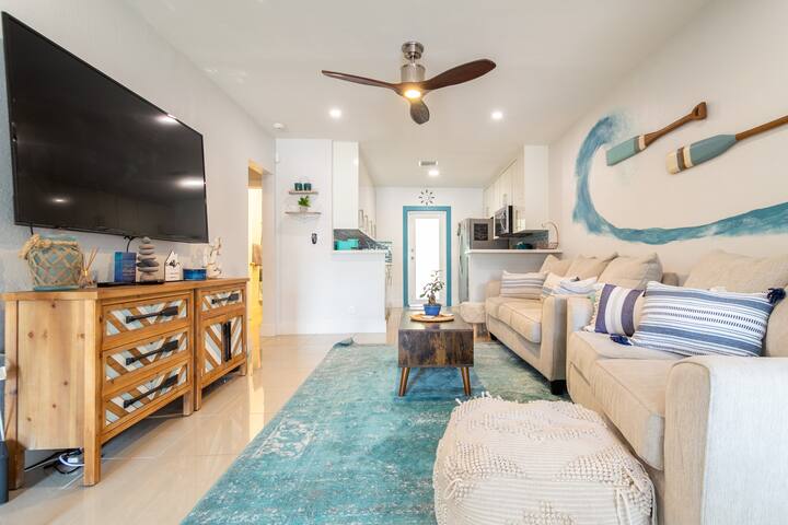 Central Nautical Themed 4 bed 2 bath Home gallery image 2