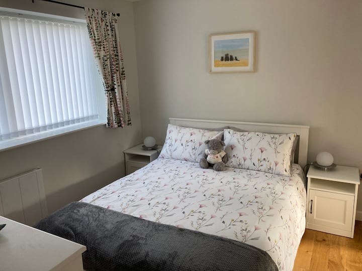 舒适的加大双人床